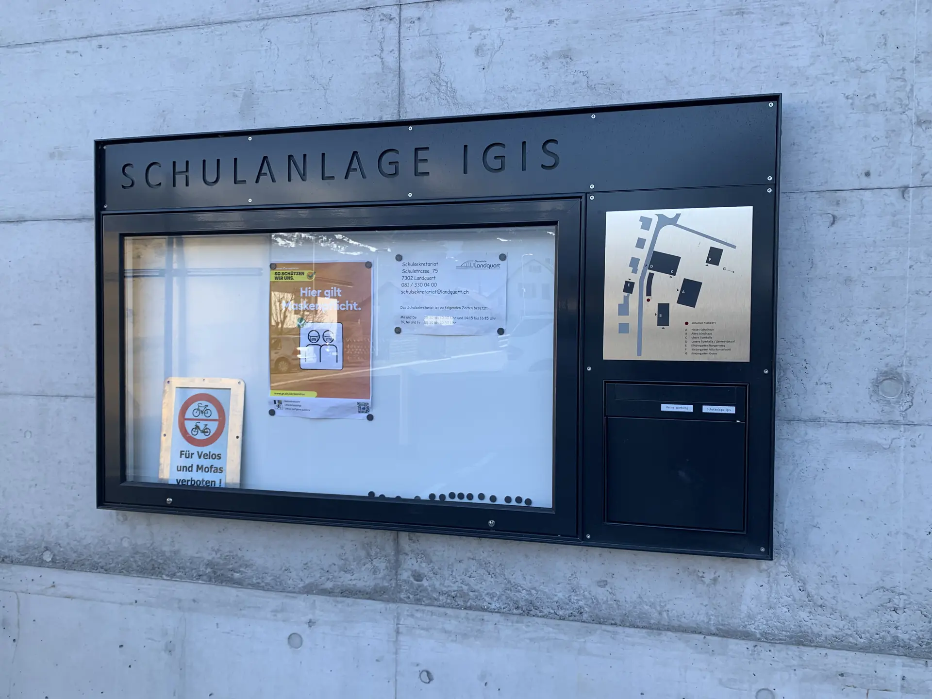 15_Neugestaltung Schulhausplatz Igsi mit Tribüne_Velounterstand